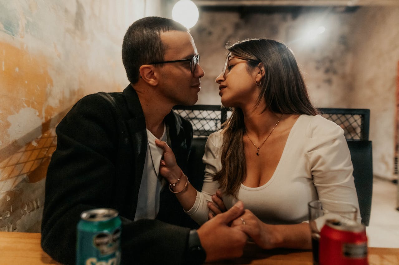 services-01 A couple sharing an intimate moment in a cozy Buenos Aires cafe, capturing love.